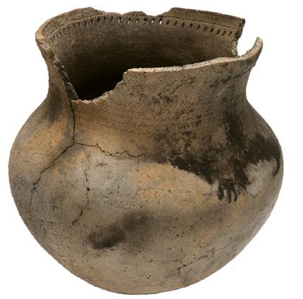Pickering Iroquoian earthenware vessel